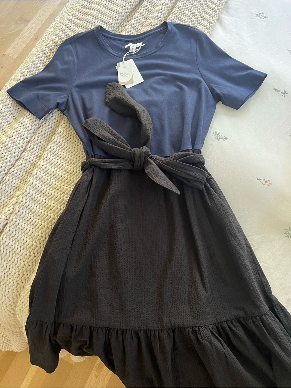 bobi Two-Tone Short Sleeve Tie-Waist Midi Dress in Navy and Black